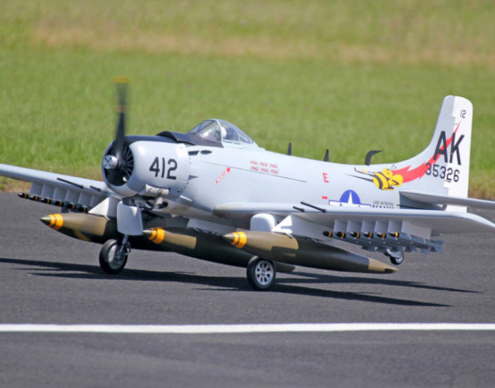 Skyraider Grå 35-60cc Bensin 2.15m ARF i gruppen Katalog / Fabrikat / S / Seagull / Flygplan hos Minicars Hobby Distribution AB (SEA348GREY)